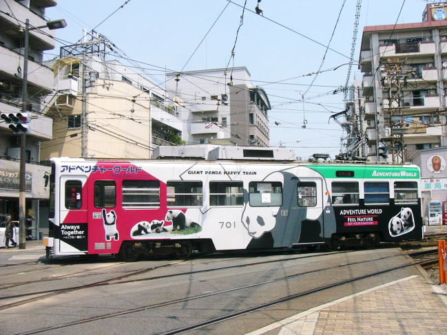 道路を横断する住吉公園行き